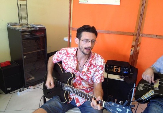 Marco Petrelli, maestro di chitarra a Porto Cesareo.